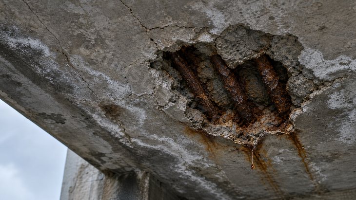Sızıntı yüzünden pas payı dökülmüş beton teras alt yüzeyi ve açığa çıkan paslı donatı