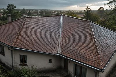 L planlı bir evin dört yüzeyli kırma çatısının kuş bakışı görünümü