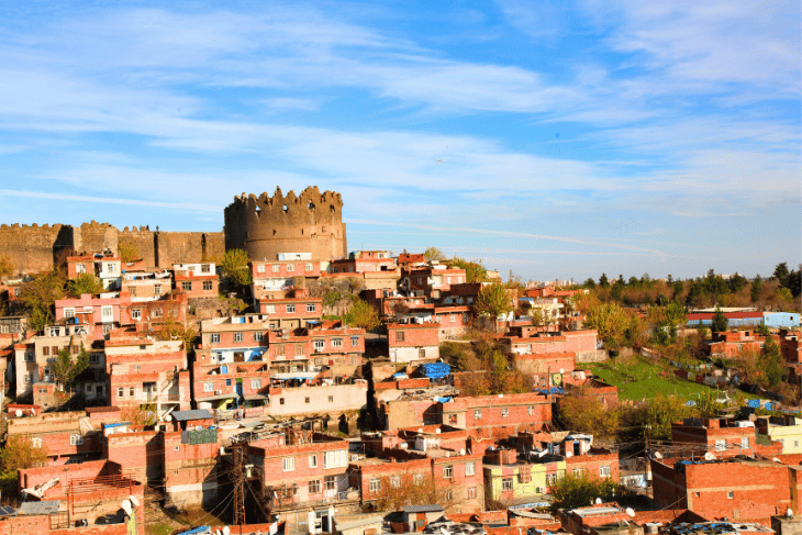 Diyarbakır’da geleneksel taş evlerin düz ve beşik çatı çeşitleri görünüm