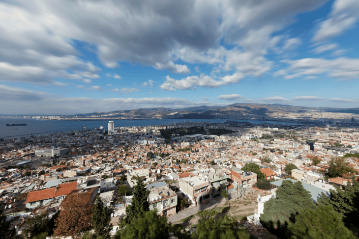 İzmir’de teras çatılar ve modern apartman yapıları üstten görünüm