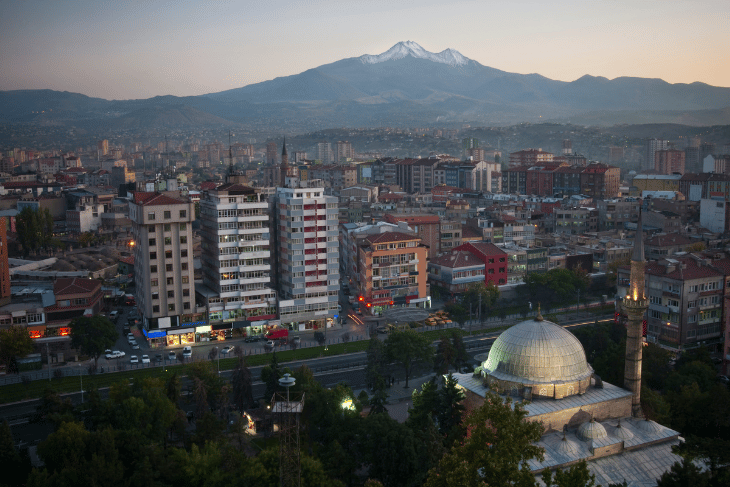 Kayseri’de geleneksel kiremit çatılarla kaplı konut bölgeleri