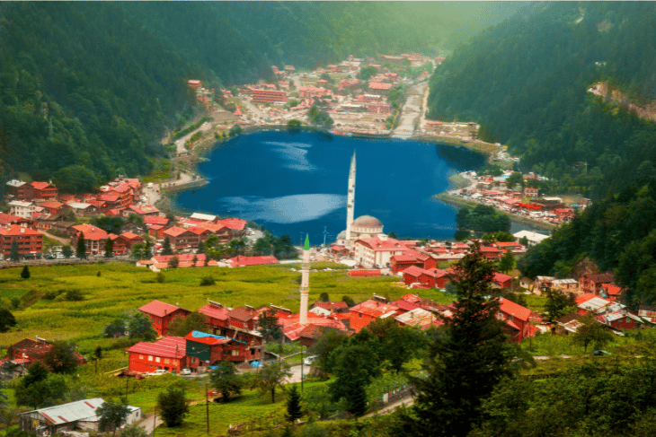 Trabzon’da yoğun yağışa karşı planlanmış beşik çatı örnekleri